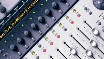 MIX operando com mesa de controles que se movimentam sozinhos para mixagem mais elaborada. Acesse para mais equipamentos.